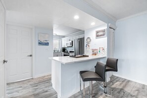 Fridge, microwave, oven, stovetop - Beach Access 3-bedroom apartment in tranquil Jupiter, Pool, AC, Park, Wifi. (Jupiter)