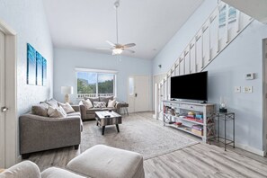 Living area - Beach Access 3-bedroom apartment in tranquil Jupiter, Pool, AC, Park, Wifi. (Jupiter)