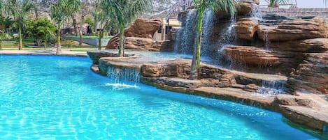 4 outdoor pools