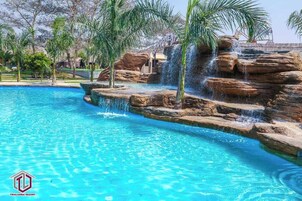 4 outdoor pools