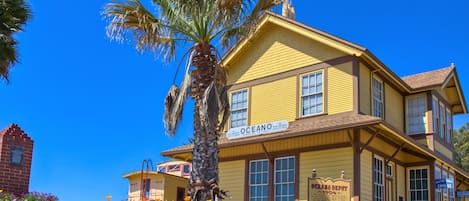 A yellow building with a sign reading "OCEANO" and "CRANNOY DEPT 1904".