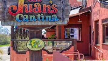 Une enseigne en bois avec des lettres colorées indiquant « Old Juan’s Cantina ».