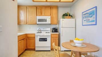 Fridge, microwave, oven, coffee/tea maker