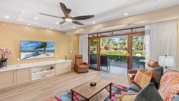 Condo, quang cảnh vườn | Khu phòng khách | TV
