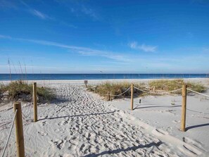 På stranden
