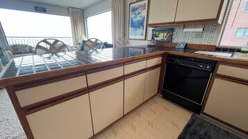 Fridge, oven, dishwasher, coffee/tea maker