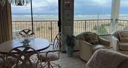 Beachfront Condo 3rd Floor Corner Unit sleeps 4, Spectacular Panoramic Ocean Vie