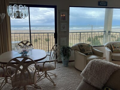 Beachfront Condo 3rd Floor Corner Unit sleeps 4, Spectacular Panoramic Ocean Vie