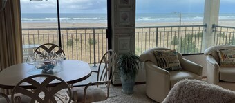 Beachfront Condo 3rd Floor Corner Unit sleeps 4, Spectacular Panoramic Ocean Vie