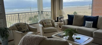 Beachfront Condo 3rd Floor Corner Unit sleeps 4, Spectacular Panoramic Ocean Vie
