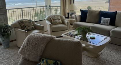 Beachfront Condo 3rd Floor Corner Unit sleeps 4, Spectacular Panoramic Ocean Vie