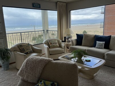 Beachfront Condo 3rd Floor Corner Unit sleeps 4, Spectacular Panoramic Ocean Vie