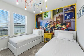 5 chambres, bureau, fer et planche à repasser, lit de bébé portatif