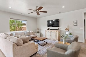 Tv, dvd-afspiller, bordtennisbord, bøger