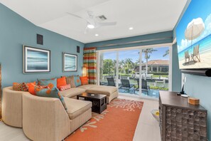 Smart TV - Updated 4 Bed & Waterfront I Walk to Beach (Marco Island)