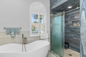 Shower, hair dryer, towels - Updated 4 Bed & Waterfront I Walk to Beach (Marco Island)