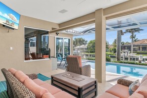 A heated pool - Updated 4 Bed & Waterfront I Walk to Beach (Marco Island)