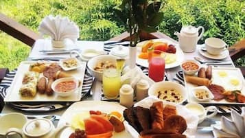 Free daily buffet breakfast