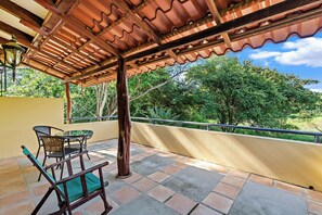 Hus - utsikt mot trädgården | Terrass/Patio
