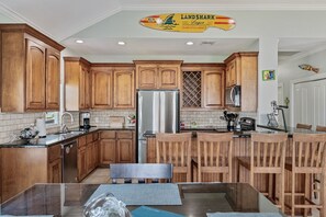 Refrigerador, microondas, lavavajillas, cafetera/tetera