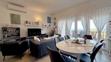 Apartment, 2 Bedrooms, Smoking, Balcony | Dining room