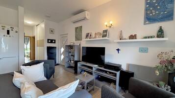 Apartment, 2 Bedrooms, Smoking, Balcony | Living room