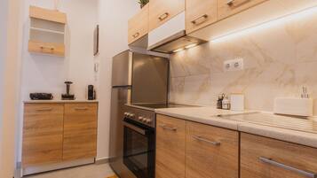 Apartment, Balcony | Private kitchen | Fridge, stovetop, cookware/dishes/utensils
