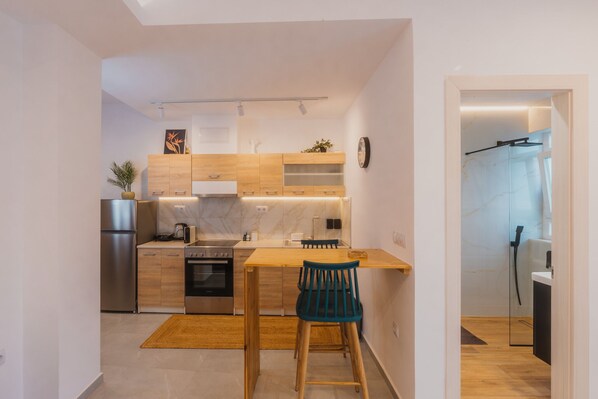 Frigorífic, placa de cuina i utensilis de cuina, vaixella i coberteria