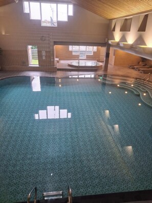 Innendørsbasseng og et oppvarmet basseng