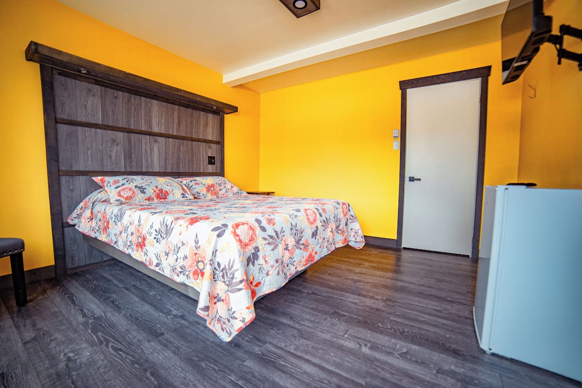 Basic Room, 1 Queen Bed
