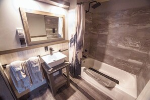 Perushuone, 1 parisänky | Kylpyhuone | Suihkun ja ammeen yhdistelmä, pyyhkeet, saippua, sampoo