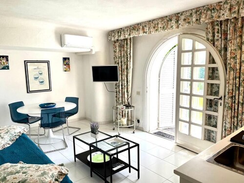 Charming two-room garden apartment in villa with swimming pool with thermal water
