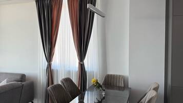 Căn hộ, 3 phòng ngủ, ban công, quang cảnh thành phố | Khu ăn uống