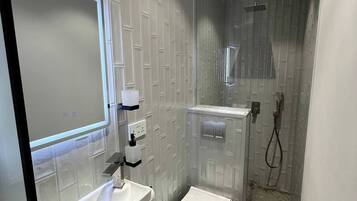 Huoneisto, 3 makuuhuonetta, parveke, kaupunkinäköala | Kylpyhuone