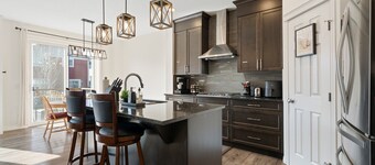 1 hr to Banff – Convenient for families and group travellers.