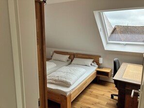 2 bedrooms, desk, free WiFi, bed sheets - Exclusive vacation apartment in the historic monastery courtyard (Pyrbaum)