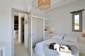 1 habitación, escritorio, tabla de planchar con plancha y cuna de viaje 
