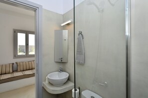 Een douche, een haardroger, handdoeken, zeep