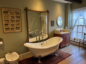 Superior Suite, Ensuite, River View (The Brewery Suite) | Bathroom - Peacocks Tearoom and Fine B&B (Ely)