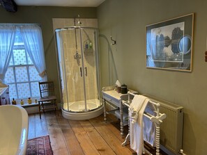 Superior Suite, Ensuite, River View (The Brewery Suite) | Bathroom - Peacocks Tearoom and Fine B&B (Ely)