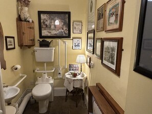 Dining - Peacocks Tearoom and Fine B&B (Ely)