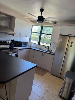 Réfrigérateur, micro-ondes, four, plaque de cuisson