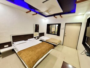Comfort Twin Room, Mountain View | Free WiFi - Girichintan Bunglow  (Mahabaleshwar)