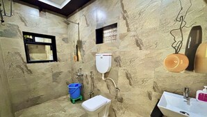 Ein Badezimmer mit Toilette, Waschbecken und Dusche.
