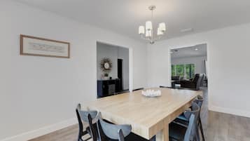 House, 4 Bedrooms | Dining