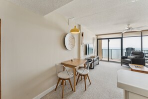 Condo, 1 habitación | Área de sala de estar | Smart TV y servicios de streaming 