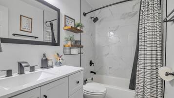 Townhome, 2 Bedrooms | Bathroom | Towels, shampoo