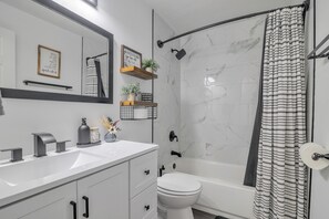 Townhome, 2 Bedrooms | Bilik Mandi | Tuala disediakan, syampu 