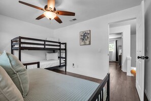 Townhome, 2 Bedrooms | 2 bilik tidur, seterika/papan seterika, Wi-fi percuma 