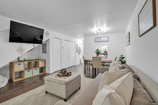 Townhome, 2 Bedrooms | Ruang tamu | TV Pintar, perkhidmatan penstriman 